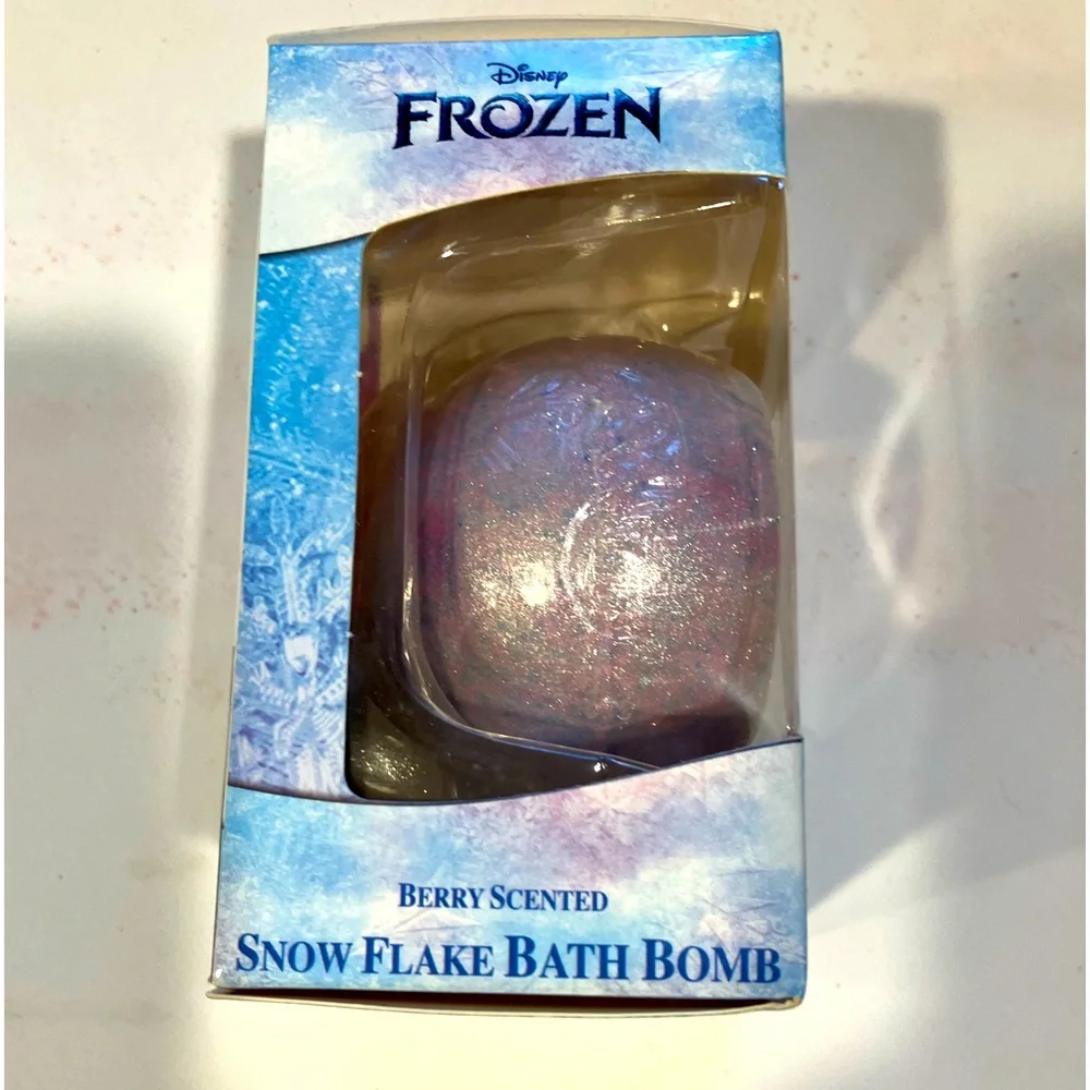 *3/$20* NWOT DISNEY FROZEN BERRY SCENTED SNOW FLAKE BATH BOMB. 5.29 OZ.